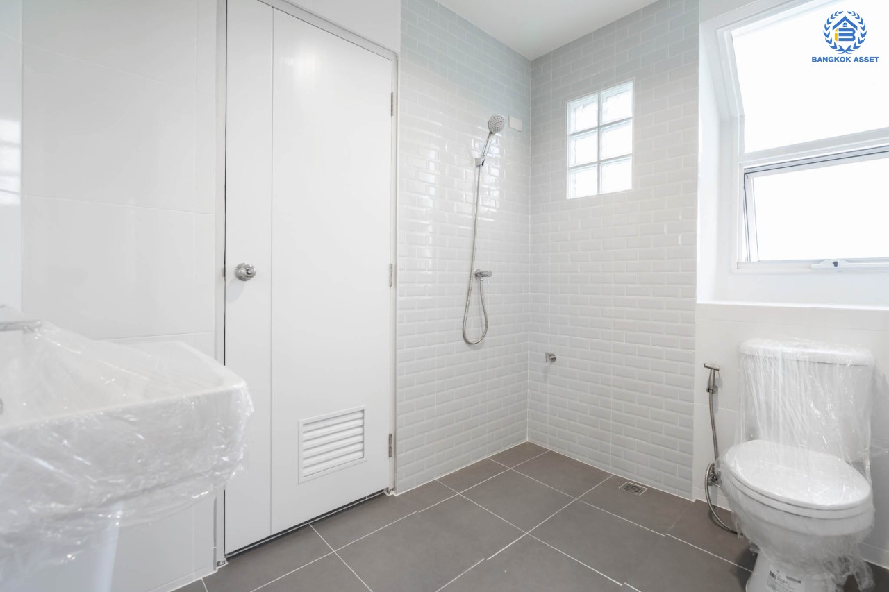 บ้านมือสองตกแต่งใหม่ แบรนด์ LH ม.ชลลดา บางใหญ่-เซ็นทรัลเวสต์เกต หลังมุม เนื้อที่ 58.9 ตร.ว. ฟังก์ชัน 3 ห้องนอน 2 ห้องน้ำ 1 ห้องอเนกประสงค์ 2 ที่จอดรถ Facilities ครบครัน บนทำเลเดินทางสะดวก เชื่อมต่อถ.กาญจนาภิเษก และเพียง 10 นาทีถึงรถไฟฟ้า "สถานีคลองบางไผ่"